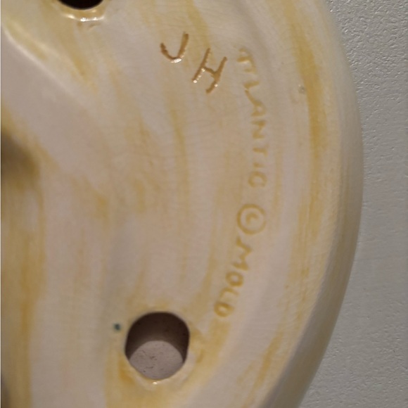 Yellow Abstract Ceramic Atlantic Mold
Ashtray. - Picture 3 of 3